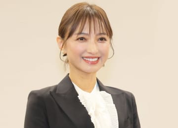 すごっ 奇跡の50代 望月理恵アナ、TVで見せない凄い衣装で写真撮影「ええーっ！？」衝撃走る「足細っ」「奇跡としか」「写真集出すしかない」「お若い」