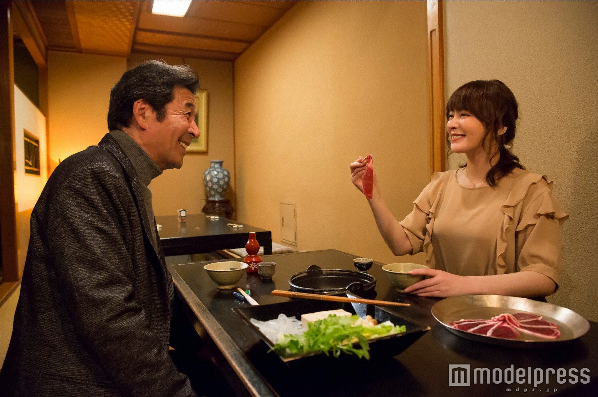 「若鹿」で鹿肉しゃぶしゃぶを堪能／左：井上順、右：貫地谷しほり（C）峰なゆか／ドラマ「女くどき飯 Season2」製作委員会・MBS