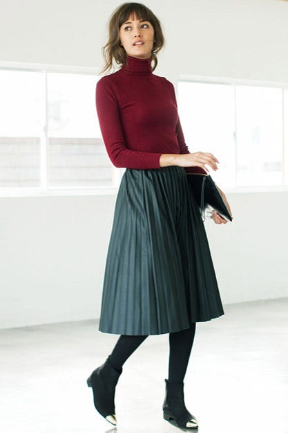 【SET】ベーシックタートルネック長袖プルオーバー+フェイクレザープリーツスカート「STYLEST」5,350円(税別)/画像提供:STYLEST