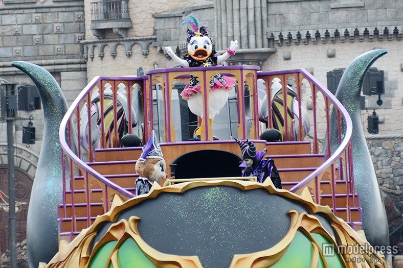 デイジーが歌いながら登場／「ザ・ヴィランズ・ワールド」