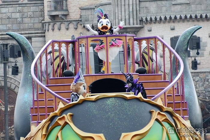 デイジーが歌いながら登場/「ザ・ヴィランズ・ワールド」