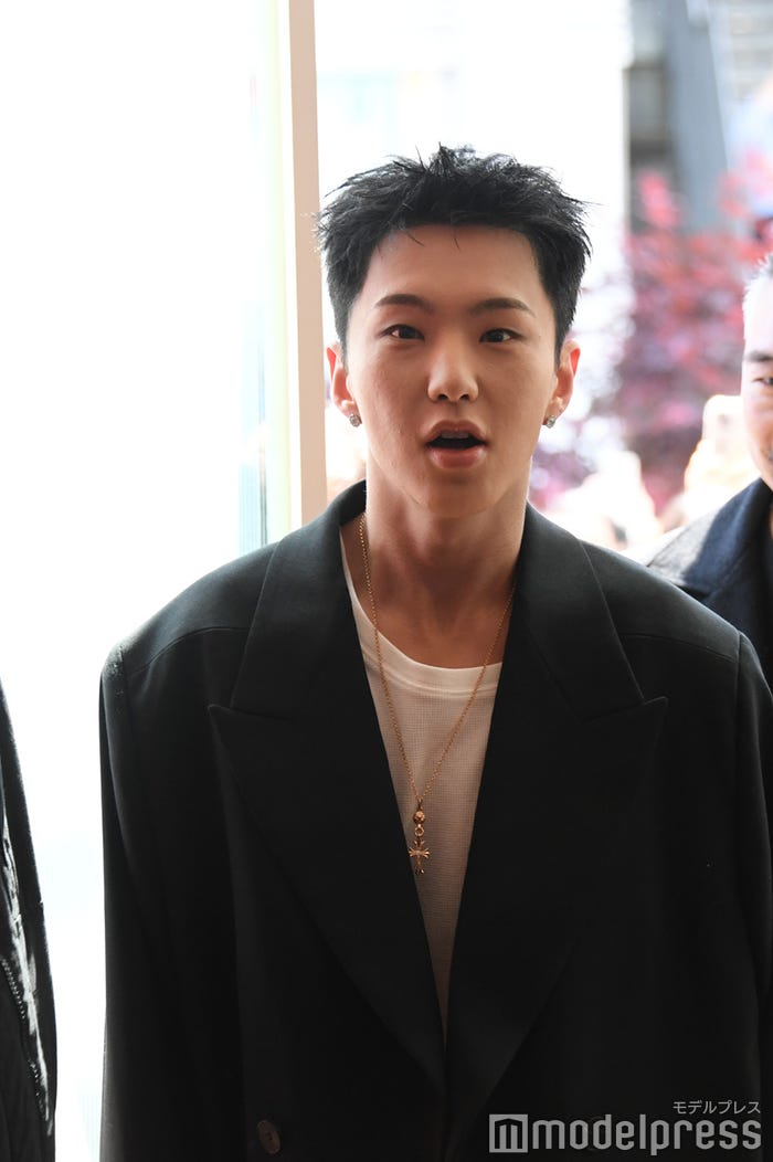 カメラを見つけたHOSHI(C)モデルプレス