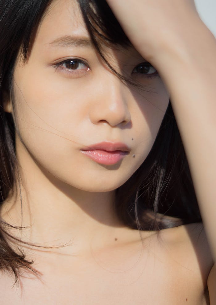 初のフォトマガジン『MY magazine』を発売する深川麻衣(画像提供:宝島社)