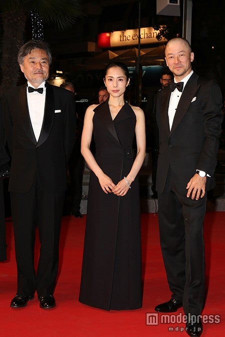 （左から）黒沢清監督、深津絵里、浅野忠信／（C）Kazuko Wakayama