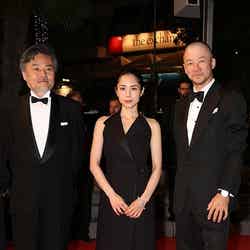 （左から）黒沢清監督、深津絵里、浅野忠信／（C）Kazuko Wakayama