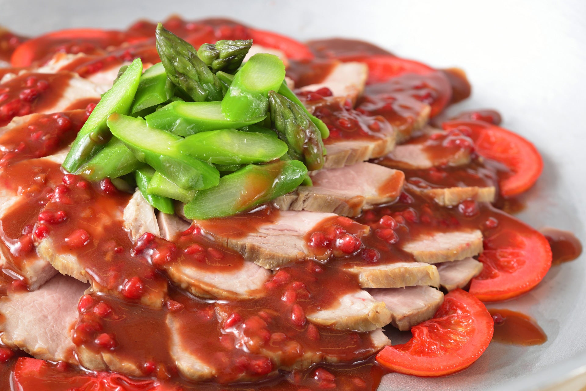 ローストポーク、ラズベリーソース（ブッフェメニュー一例）（C）Disney