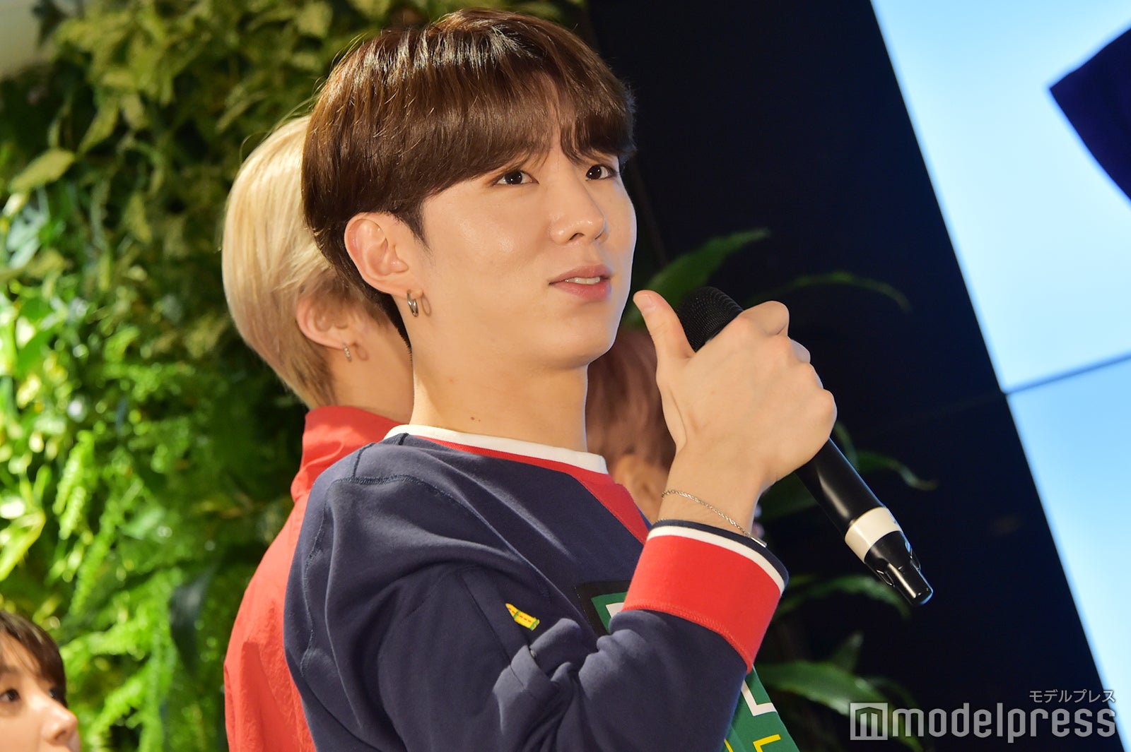 コラボグッズの出来に「グッド！」なキヒョン （C）モデルプレス