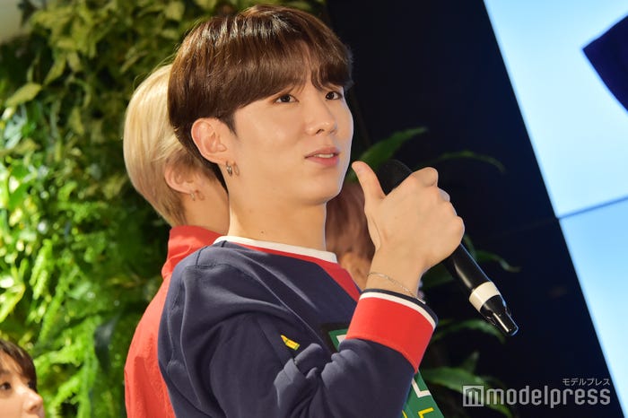 コラボグッズの出来に「グッド!」なキヒョン (C)モデルプレス