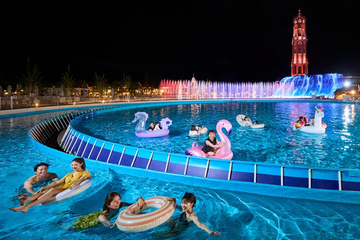 大プールの周囲には流れるプールもあります。夜には音楽噴水ショー「ウォーターマジック」も見られます
