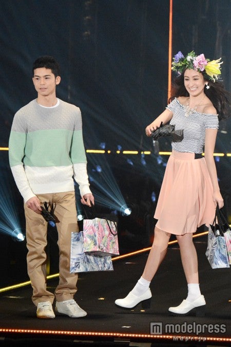 テラスハウスてっちゃん、美女モデルと2ショットウォーキング