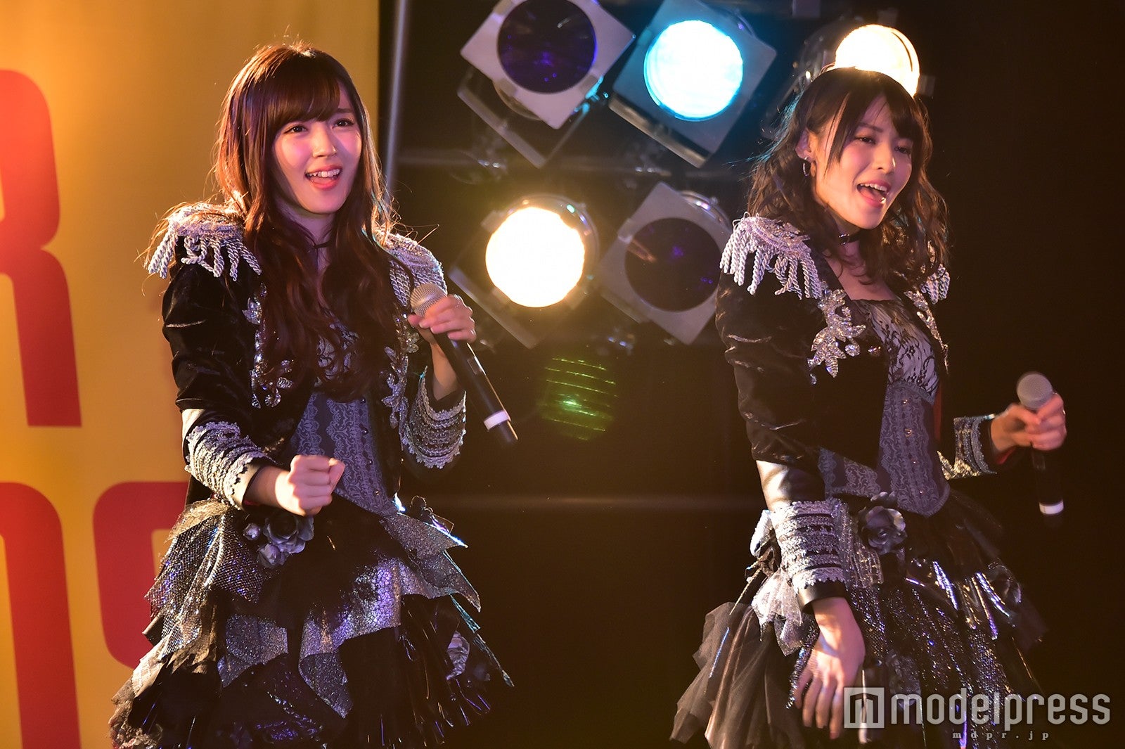 ℃-ute（左から）鈴木愛理、矢島舞美 （C）モデルプレス