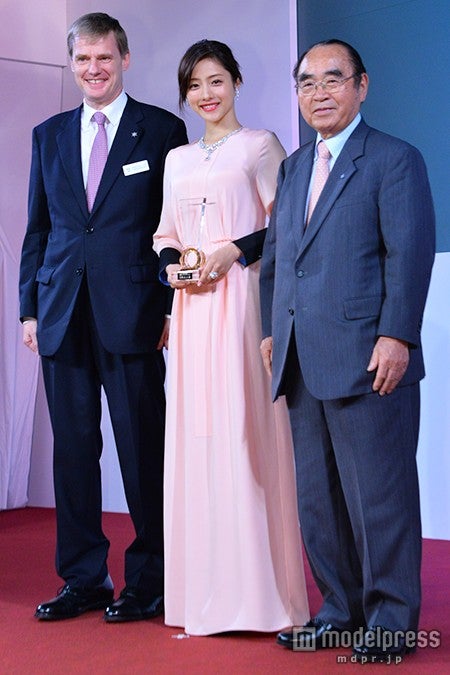 石原さとみ（中央）