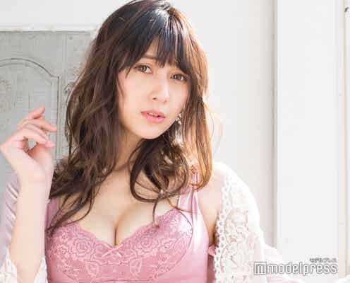 アンジェラ芽衣、谷間くっきり美バスト披露「大人っぽい自分に出会えた」<インタビュー>
