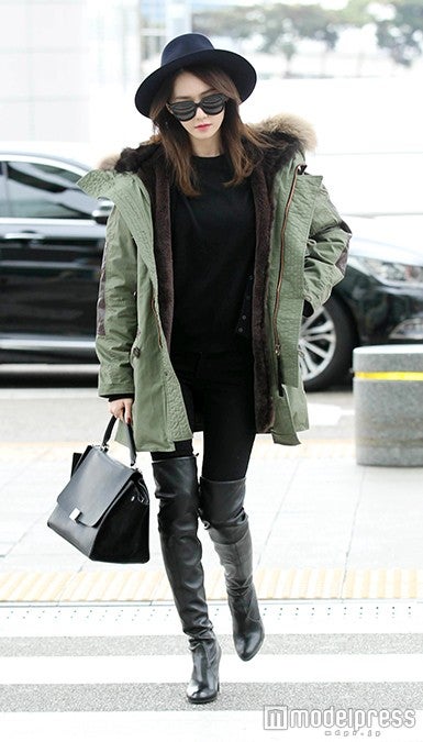 モノトーンをかっこよく着こなすユナ／photo：Getty Images