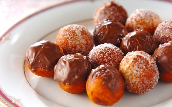 ホットケーキミックスで作る、コロンとしていてキュートな「チョコドーナツ」