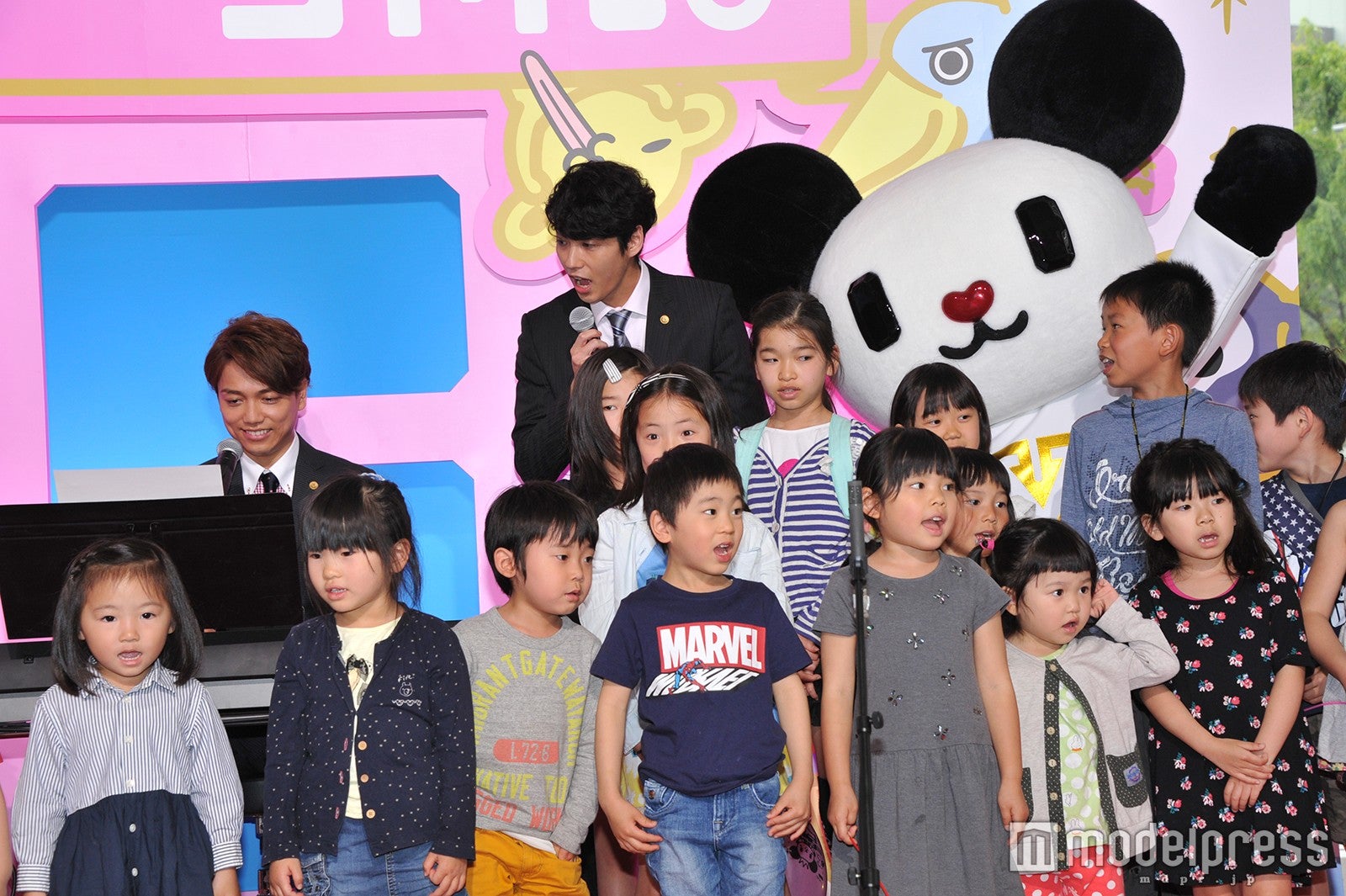 子供に囲まれ歌のプレゼント（C）モデルプレス