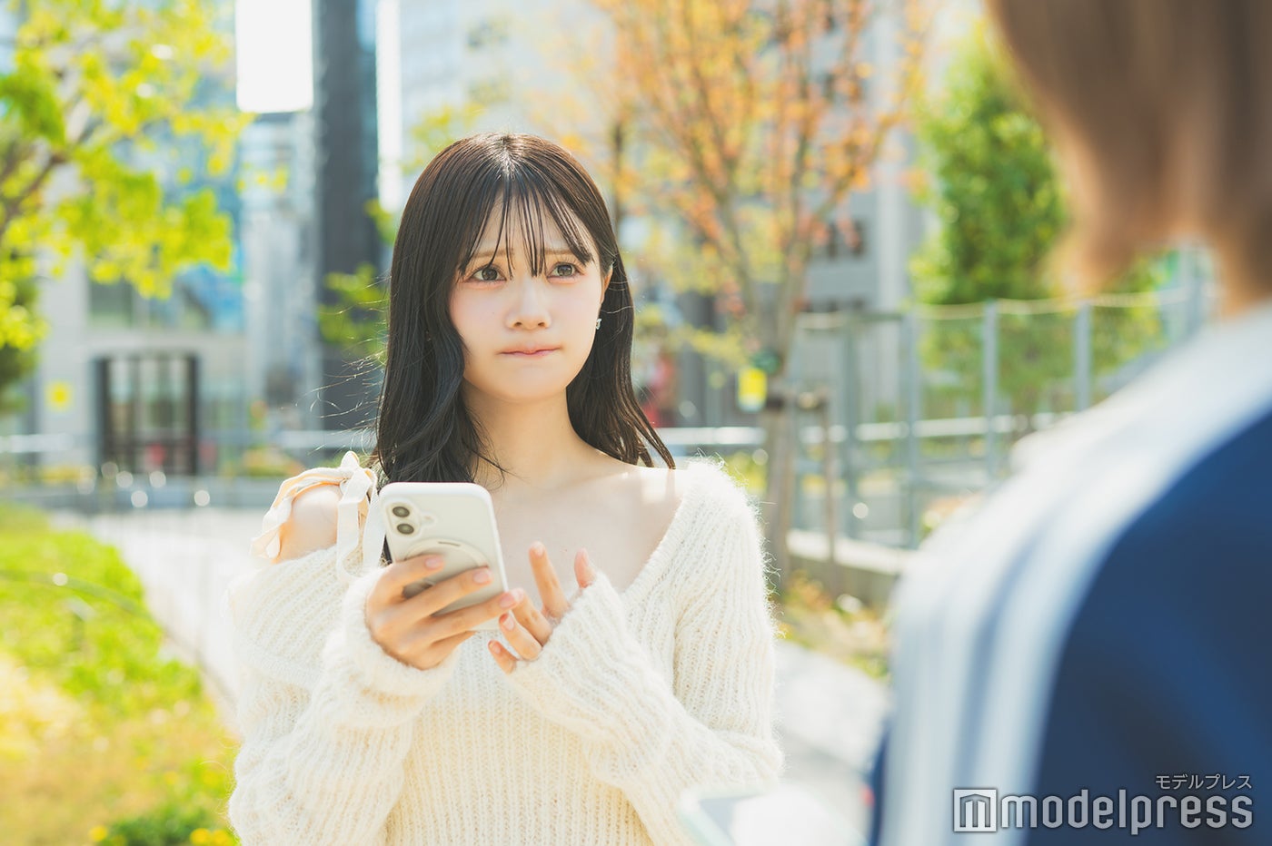 バッテリー残量がピンチ（C）モデルプレス