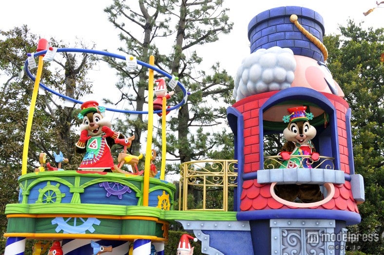 東京ディズニーランド「ディズニー・サンタヴィレッジ・パレード」（C）Disney