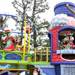 東京ディズニーランド「ディズニー・サンタヴィレッジ・パレード」(C)Disney
