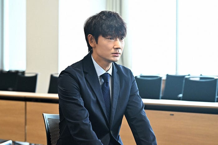 綾野剛/「オールドルーキー」第8話より(C)TBS