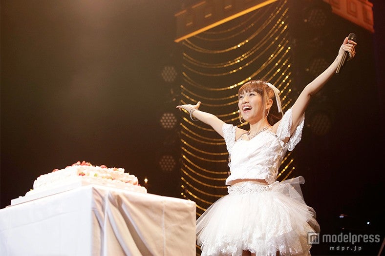 バースデーケーキに喜ぶ高橋みなみ