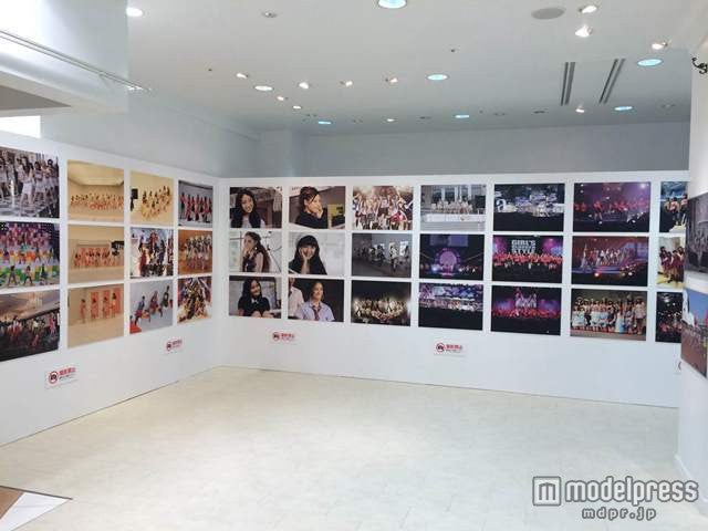 「E-girls 写真パネル展2014“COLORFUL POP”」大阪会場の様子