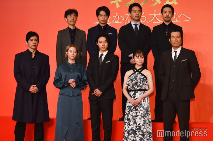 (上段)佐藤信介監督、岡山天音、三浦貴大、濱津隆之(下段)大沢たかお、清野菜名、山崎賢人、橋本環奈、豊川悦司(C)モデルプレス