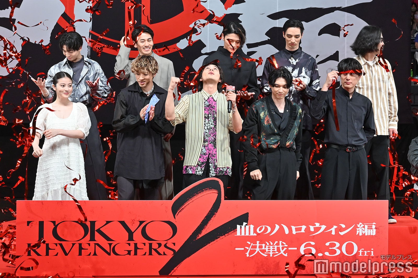 （上段左から）高杉真宙、永山絢斗、眞栄田郷敦、清水尋也、英勉監督（下段左から）今田美桜、山田裕貴、北村匠海、吉沢亮、間宮祥太朗（C）モデルプレス