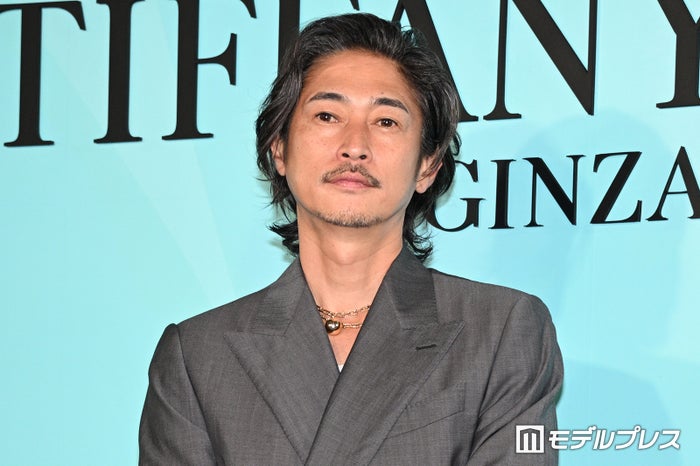 PINKY、夫・窪塚洋介らとの家族花見ショット公開「美男美女すぎる」「絵になる」の声