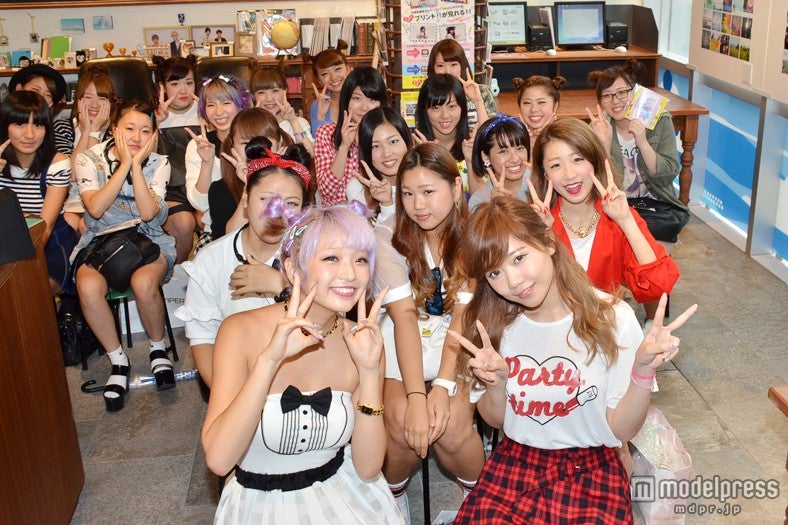 斉藤夏海＆MACO、集まったファンと一緒に記念撮影【モデルプレス】