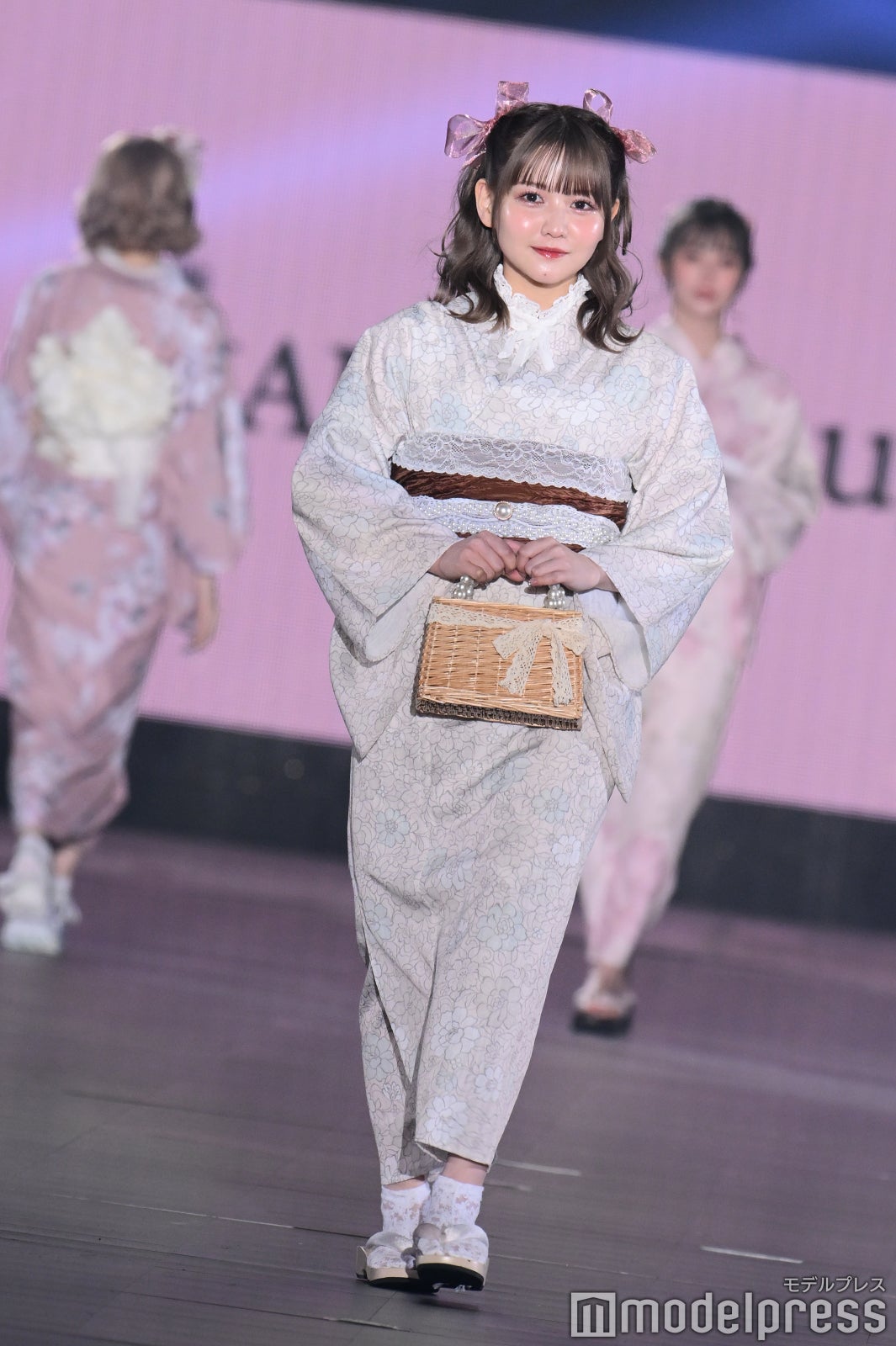 画像1/6) 佐藤ノア、ドーリーフェイス際立つ和服姿 振り向きに