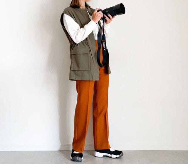 行事コーデ　アラサーアラフォーママ　おしゃれ　ロゴT×ストレートパンツ