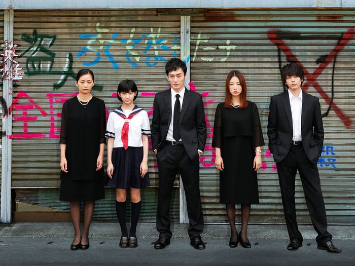 尾野真千子、甲田まひる、草なぎ剛、MEGUMI、中村倫也(C)2019「台風家族」フィルムパートナーズ
