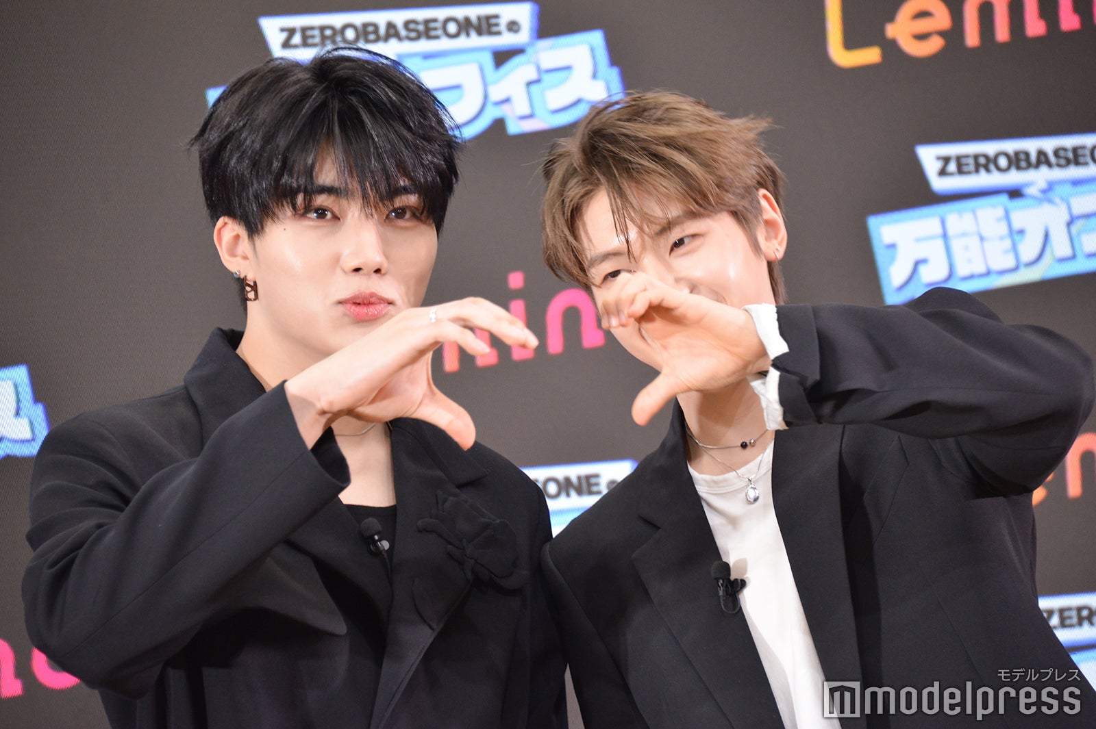 ハートを作って遊ぶパク・ゴヌク、ソク・マシュー（C）モデルプレス