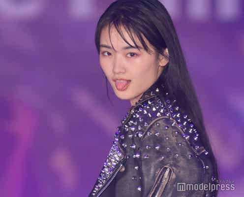 櫻坂46山崎天、クールに舌出し レザー&シースルー花柄ワンピで甘辛MIX<GirlsAward 2022 A/W>