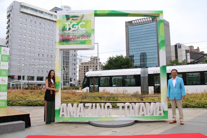 (左)土屋アンナ(提供写真)