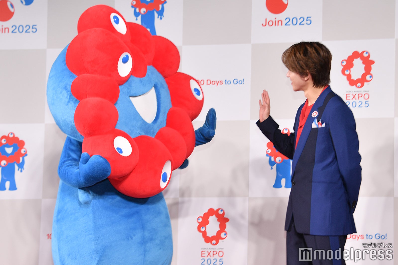 かと思いきや反対側の末澤誠也にも手を振るミャクミャク（C）モデルプレス