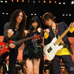 【左から】元メガデスのマーティー・フリードマン、指原莉乃、元JUDY AND MARYのギタリスト・TAKUYA