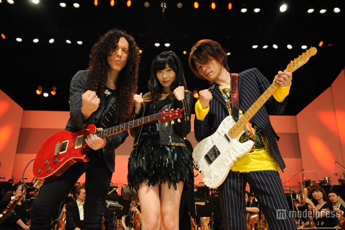 【左から】元メガデスのマーティー・フリードマン、指原莉乃、元JUDY AND MARYのギタリスト・TAKUYA