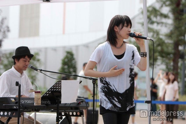 ダイバーシティ東京で行われたフリーライブで熱唱する家入レオ