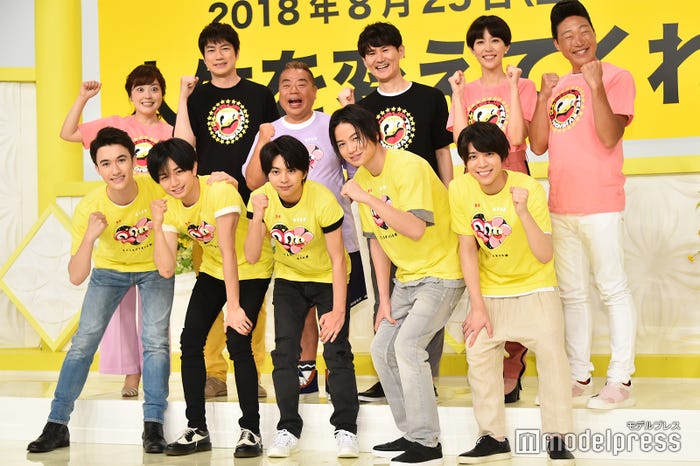 (前列左から)マリウス葉、中島健人、佐藤勝利、菊池風磨、松島聡(後列左から)水卜麻美アナウンサー、羽鳥慎一アナウンサー、出川哲朗、南原清隆、木村佳乃、みやぞん(C)モデルプレス