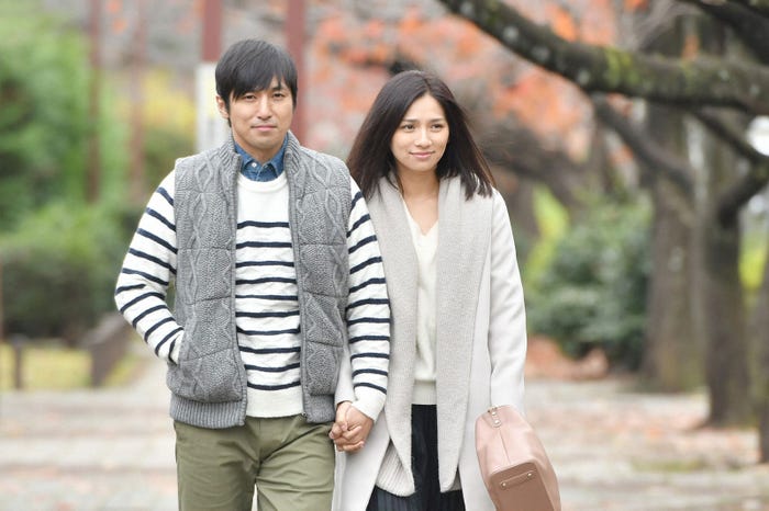 高橋光臣、野波麻帆/「コウノドリ」第9話より(画像提供:TBS)