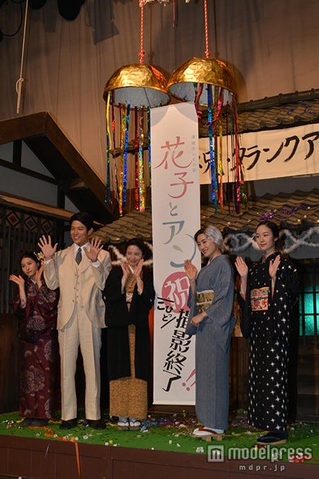 (左より)土屋太鳳、鈴木亮平、吉高由里子、仲間由紀恵、黒木華