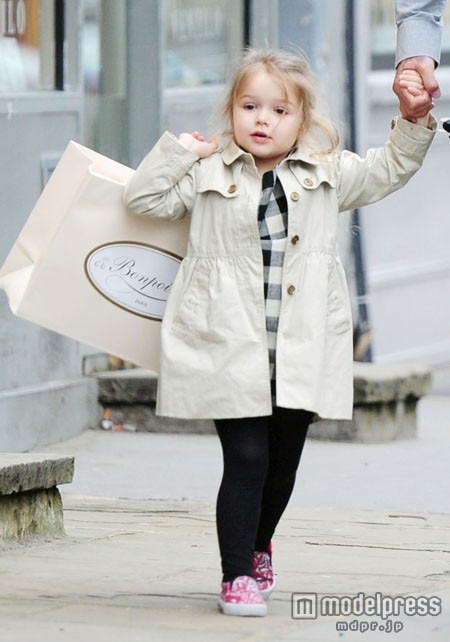 紙袋を手にした姿もキュート!XPOSUREPHOTOS.COM /Zeta Image