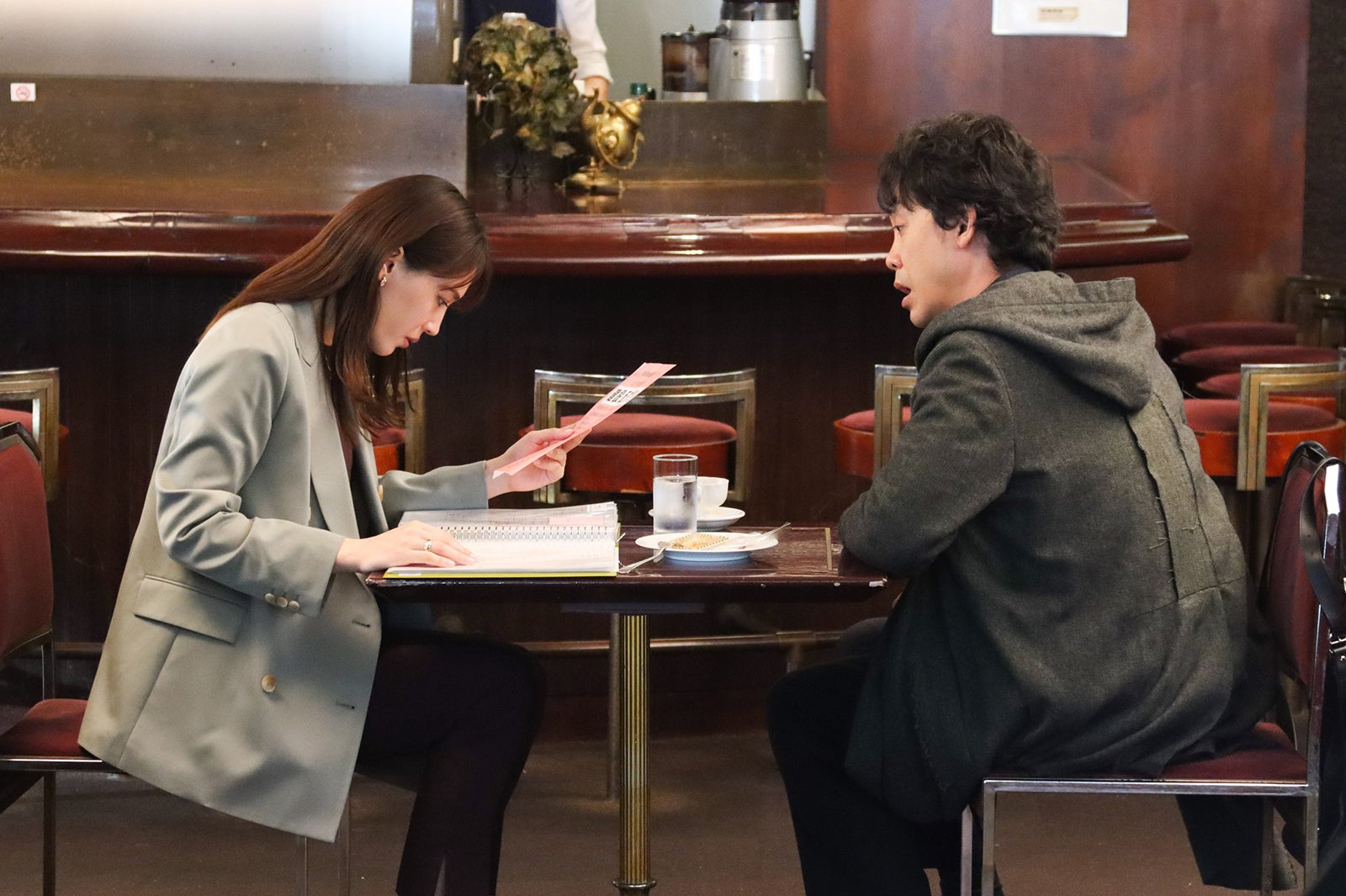 綾瀬はるか、大泉洋／「元彼の遺言状」第3話より（C）フジテレビ