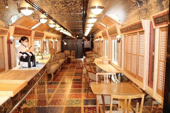 2号車は「ラウンジ40」、フリースペースだ