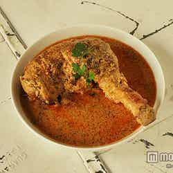 鶏肉をナヴァー特製、スペイン産パプリカとアーモンドソースでじっくり煮込んだ「ナヴァーチキン」