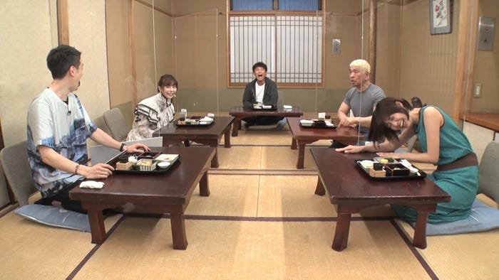 (左から時計回りに)ウエンツ瑛士、島崎遥香、浜田雅功、松本人志、山﨑夕貴アナ(C)フジテレビ