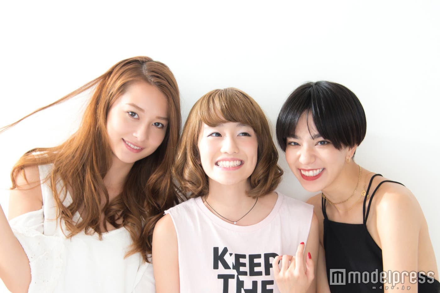 (左から)Niki、越野アンナ、Una (C)モデルプレス