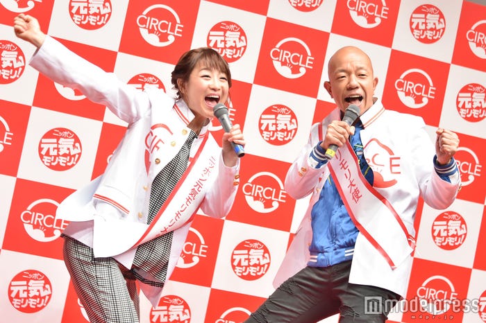 「なんて日だ!!」鈴木奈々、小峠英二(C)モデルプレス